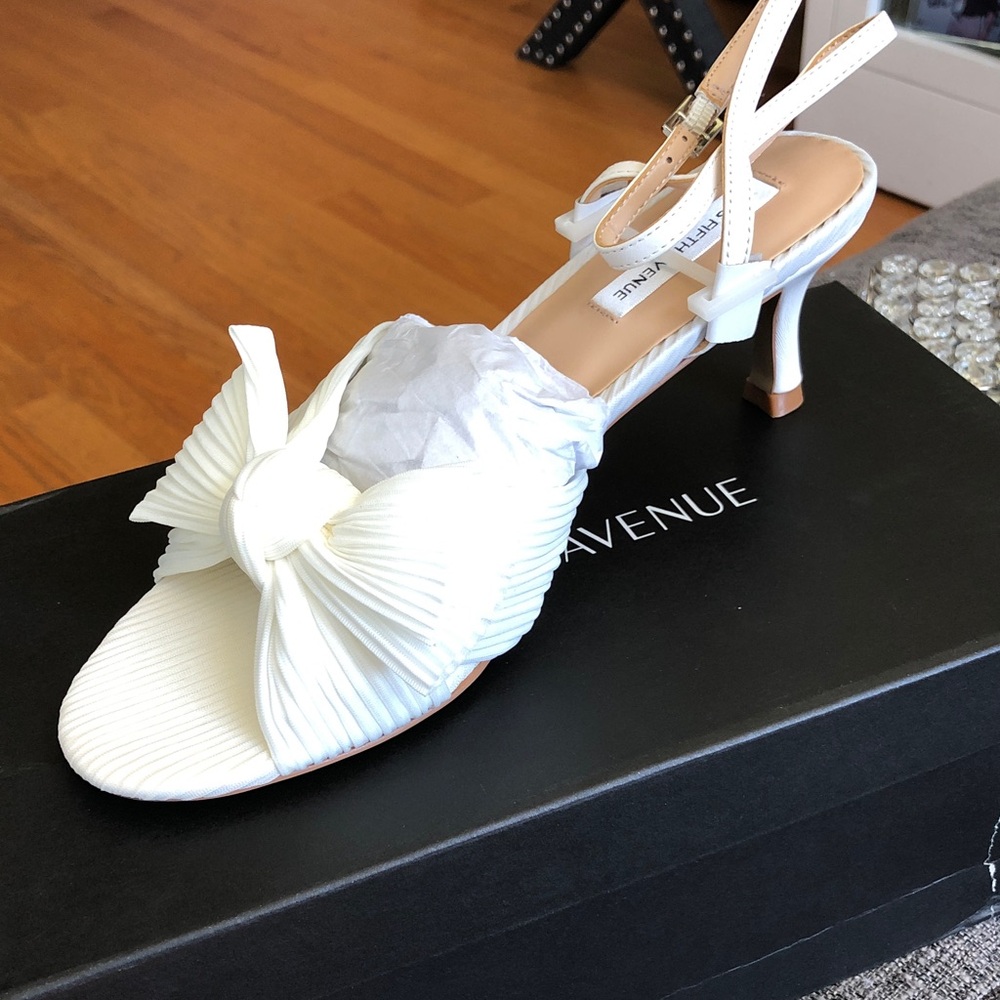 New in box and tag Saks Fifth Avenue White Pleated Knot Slingback Heels